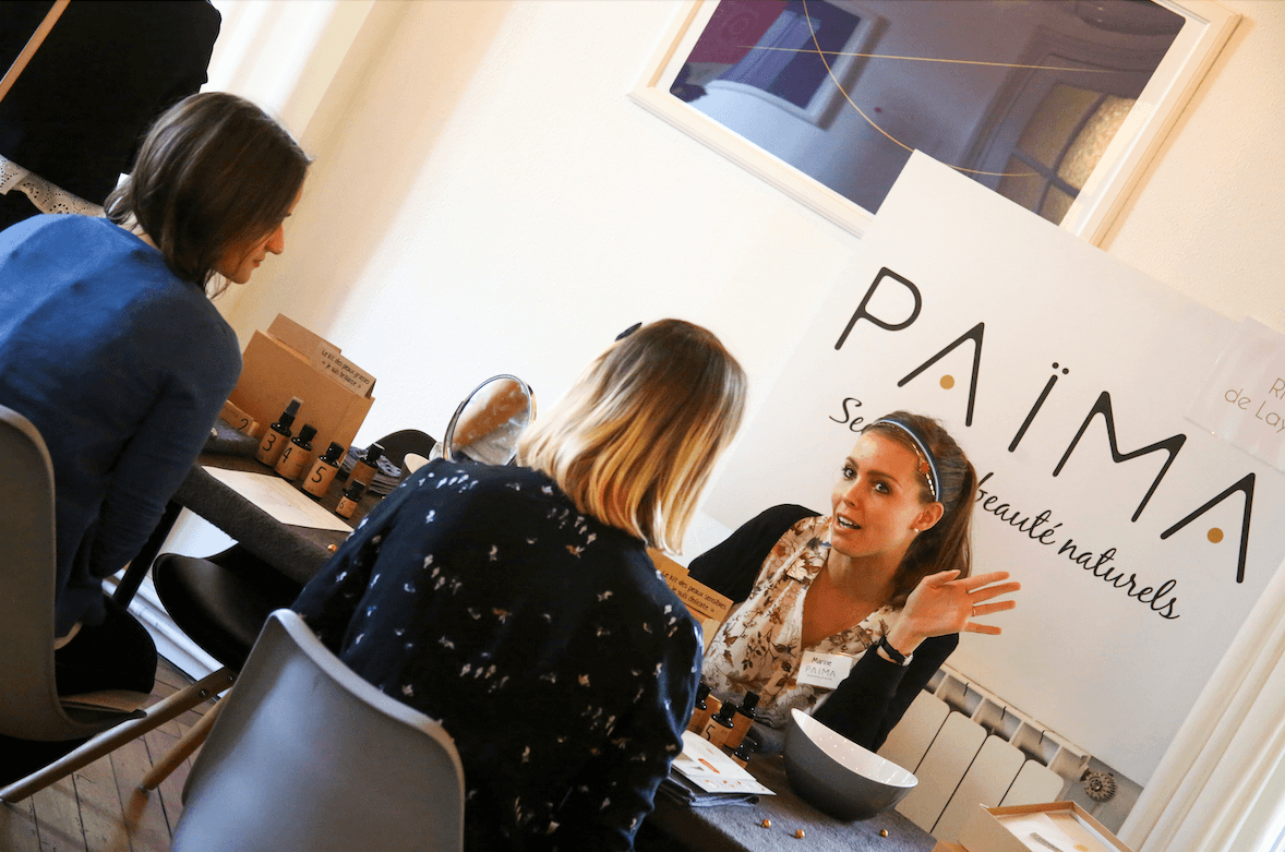 Femmes autour d'une table